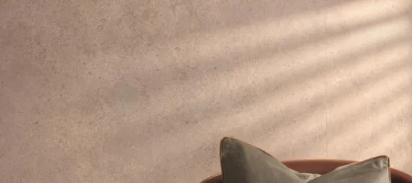 Espacio de la casa con azulejos efecto piedra en tonos cálidos, colección Cluny de Peronda