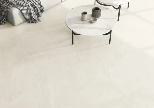 Espacio de la casa con azulejos efecto piedra en tonos neutros, colección Dhara de Colorker
