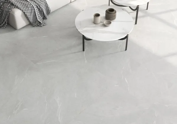 Espacio de la casa con azulejos efecto piedra en tonos neutros, colección Dhara de Colorker