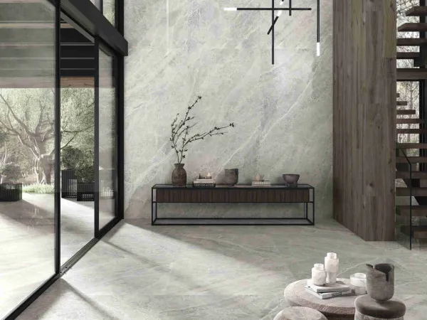 Espacio de la casa con azulejos efecto piedra en tonos neutros, colección Electra de Baldocer