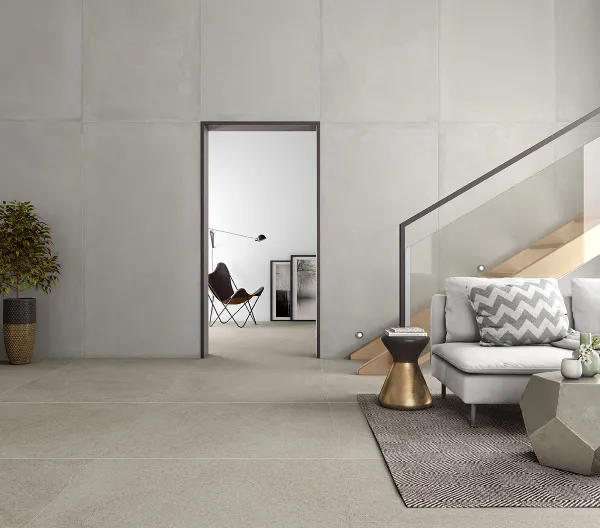 Espacio de la casa con azulejos efecto piedra en tonos neutros, colección Fidenza de TAU ceràmica