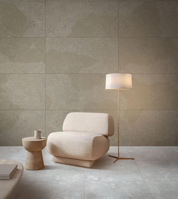 Espacio de la casa con azulejos efecto piedra en tonos cálidos, colección Fireclay de Aparici