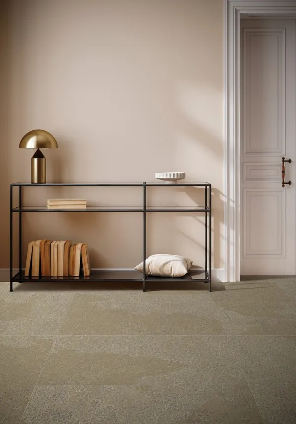 Espacio de la casa con azulejos efecto piedra en tonos cálidos, colección Fireclay de Aparici