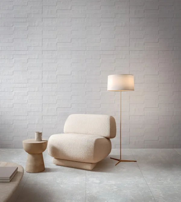 Espacio de la casa con azulejos efecto piedra en tonos neutros, colección Fireclay de Aparici