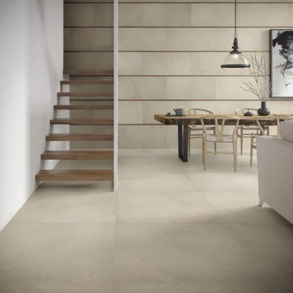 Espacio de la casa con azulejos efecto piedra en tonos cálidos, colección Formentor de Cristacer