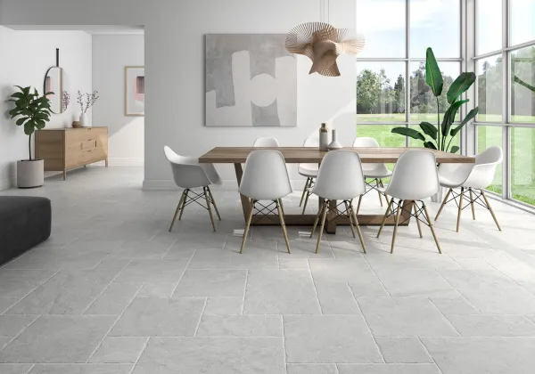 Espacio de la casa con azulejos efecto piedra en tonos neutros, colección Giant de Colorker