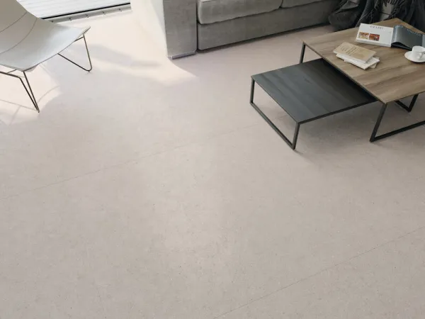Espacio de la casa con azulejos efecto piedra en tonos neutros, colección Granite de Cifre