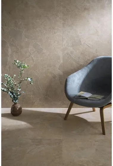 Espacio de la casa con azulejos efecto piedra en tonos cálidos, colección Haven de Peronda