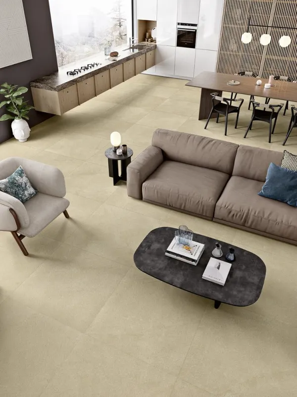 Espacio de la casa con azulejos efecto piedra en tonos cálidos, colección Hybrid de Margres