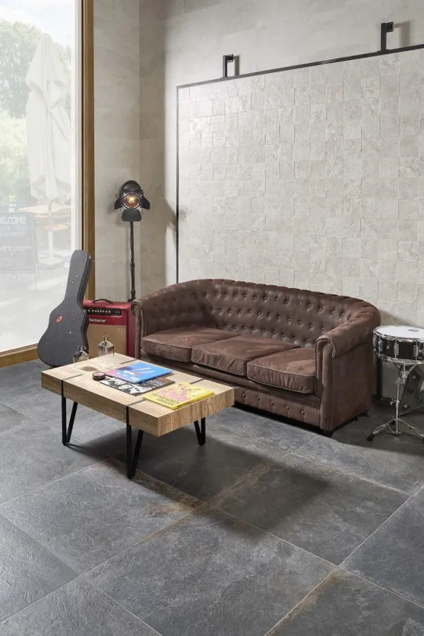 Espacio de la casa con azulejos efecto piedra en tonos neutros, colección Iconic de Metropol