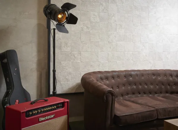 Espacio de la casa con azulejos efecto piedra en tonos cálidos, colección Iconic de Metropol