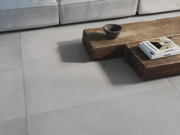 Espacio de la casa con azulejos efecto piedra en tonos neutros, colección Khala de Argenta