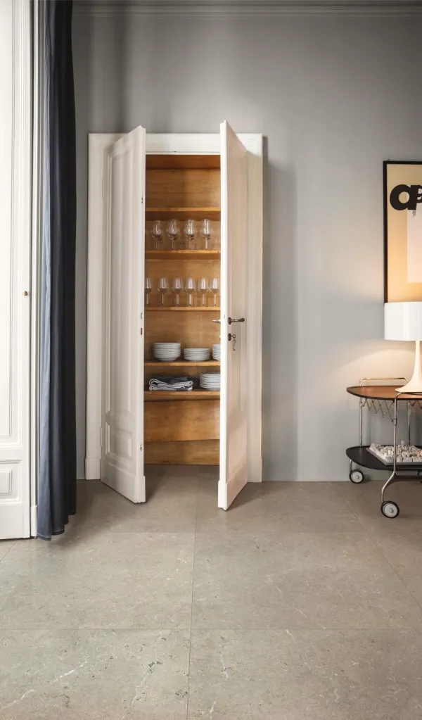 Espacio de la casa con azulejos efecto piedra en tonos cálidos, colección Limestone de Marazzi