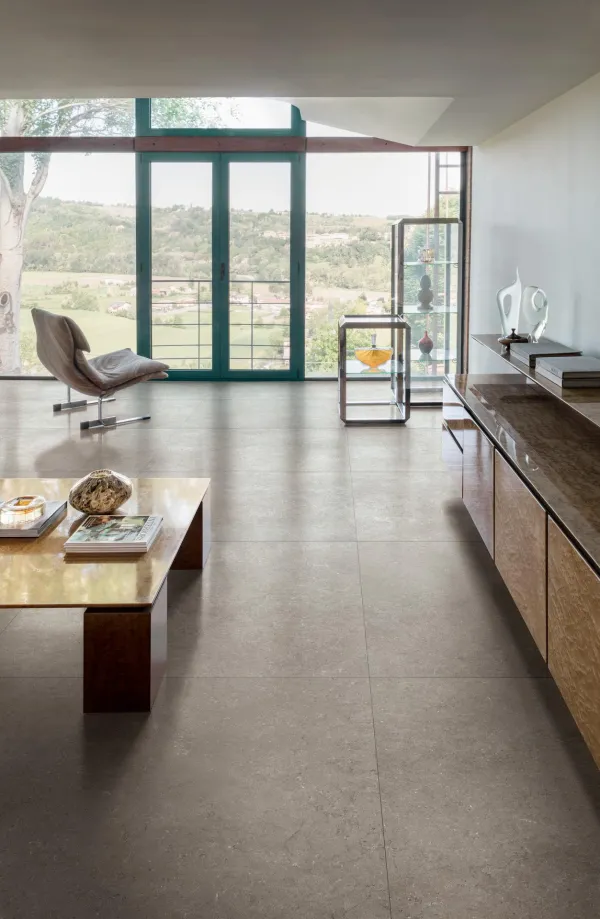 Espacio de la casa con azulejos efecto piedra, colección Limestone de Marazzi