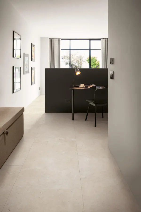 Espacio de la casa con azulejos efecto piedra en tonos cálidos, colección Limestone de Marazzi