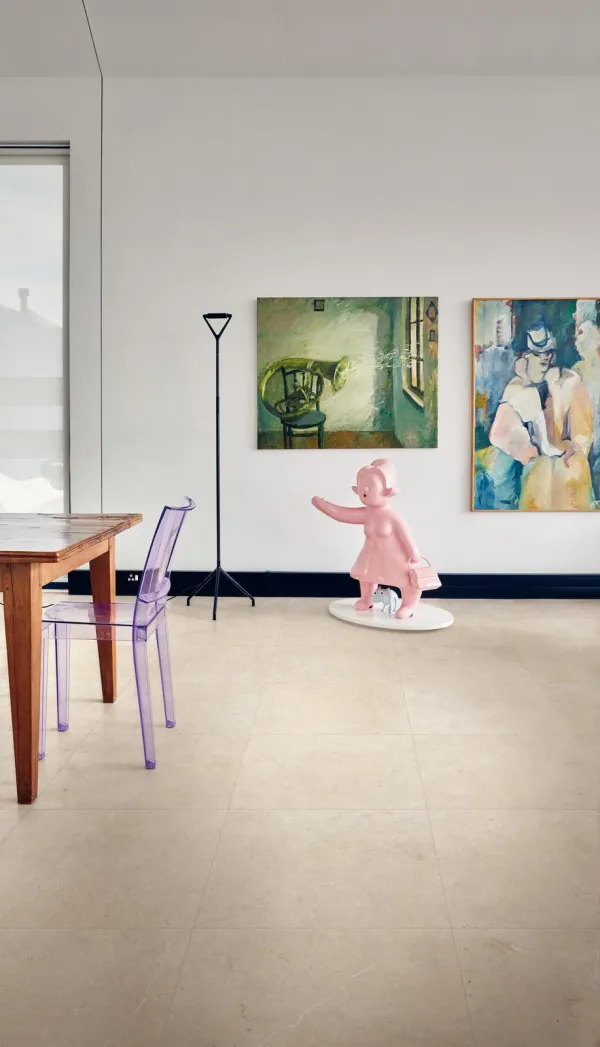 Espacio de la casa con azulejos efecto piedra en tonos cálidos, colección Limestone de Marazzi