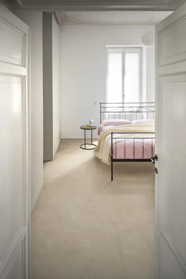Espacio de la casa con azulejos efecto piedra en tonos cálidos, colección Limestone de Marazzi