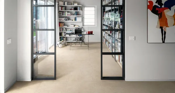 Espacio de la casa con azulejos efecto piedra, colección Limestone de Marazzi