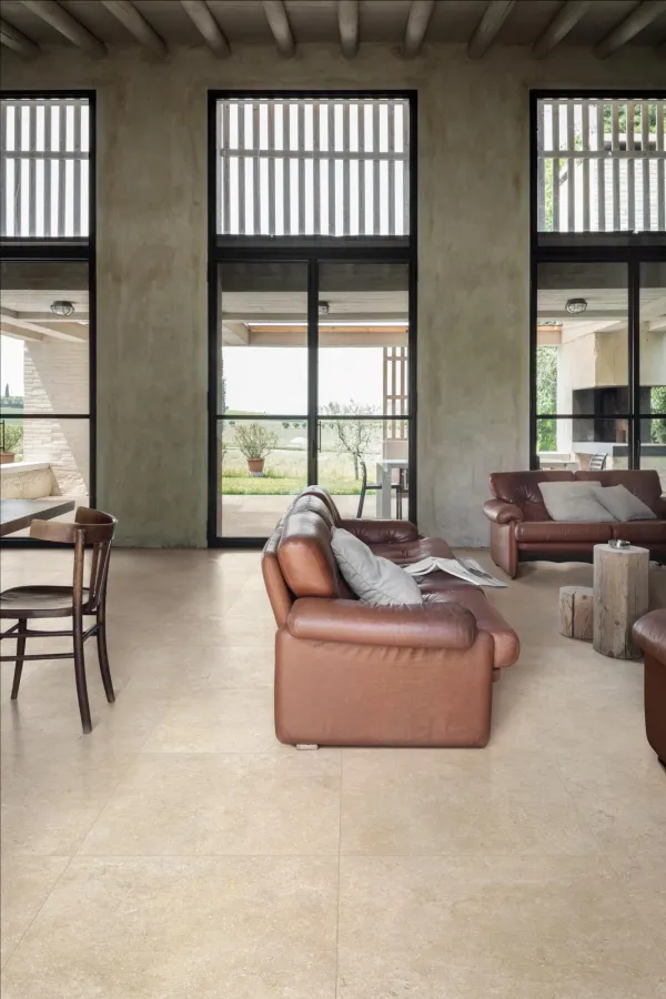 Espacio de la casa con azulejos efecto piedra en tonos cálidos, colección Limestone de Marazzi