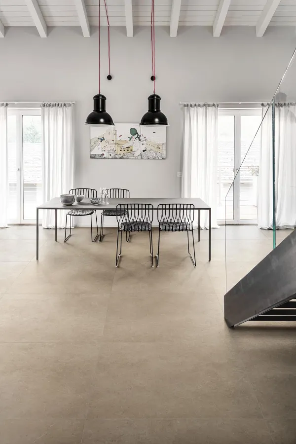 Espacio de la casa con azulejos efecto piedra en tonos cálidos, colección Limestone de Marazzi