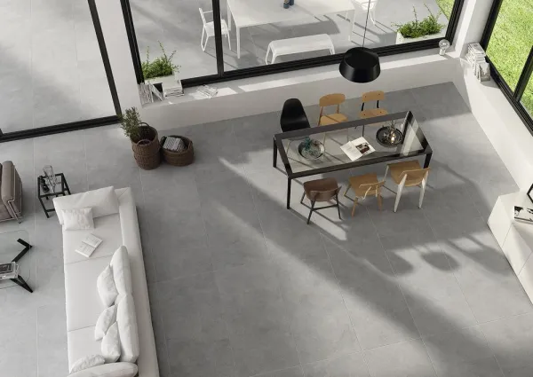 Espacio de la casa con azulejos efecto piedra en tonos neutros, colección Livermore de ROCERSA