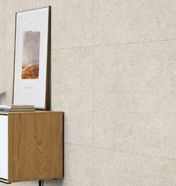 Espacio de la casa con azulejos efecto piedra en tonos cálidos, colección Lomma de Alaplana