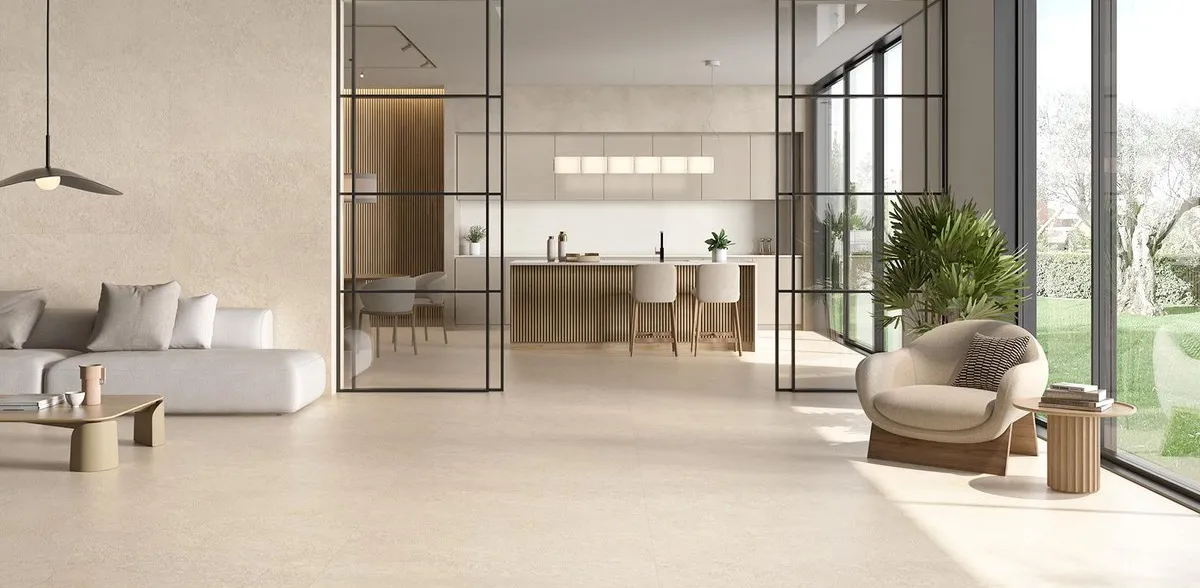Espacio de la casa con azulejos efecto piedra en tonos cálidos, colección Luxor de Colorker