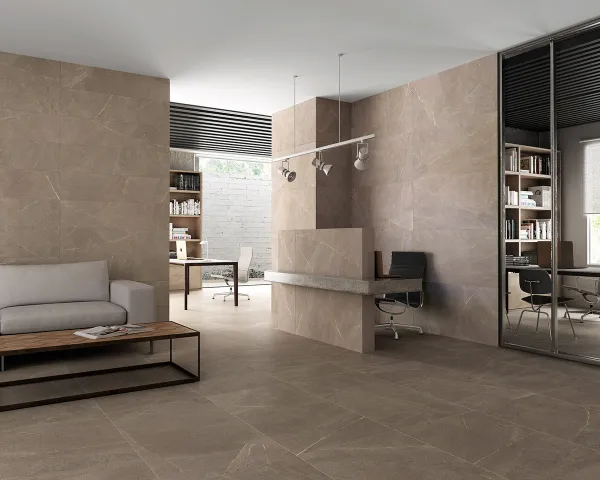 Espacio de la casa con azulejos efecto piedra en tonos cálidos, colección Madison de Colorker