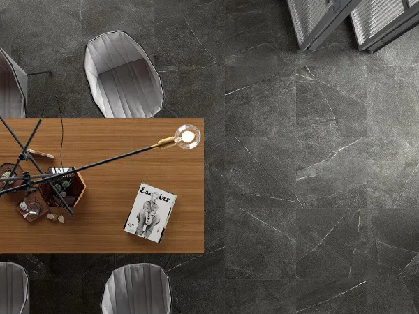 Espacio de la casa con azulejos efecto piedra en tonos neutros, colección Madison de Colorker