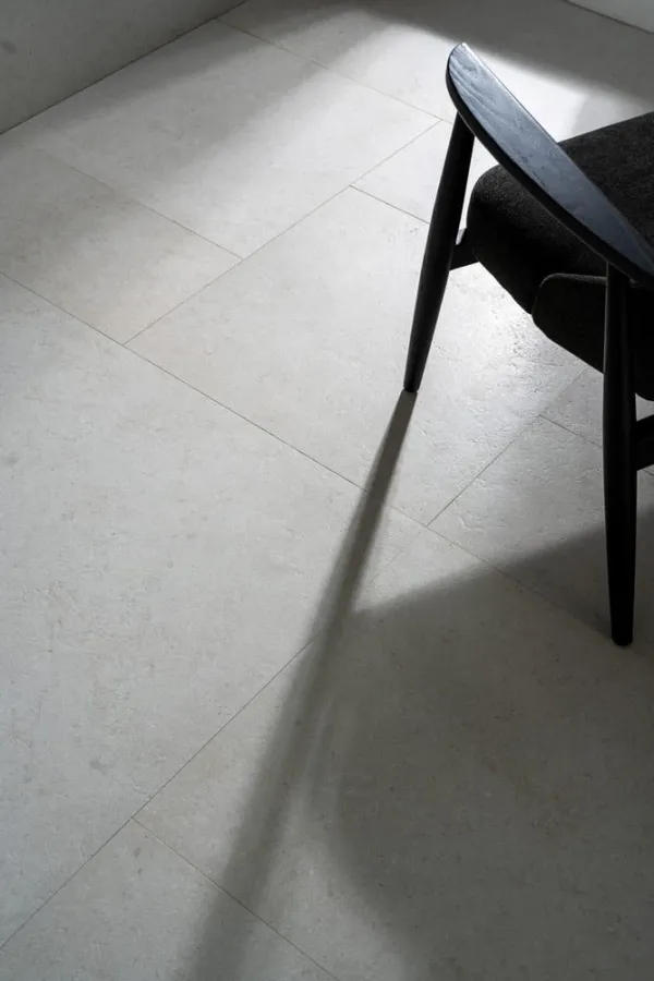 Espacio de la casa con azulejos efecto piedra en tonos neutros, colección Madison de Fanal