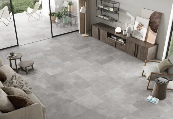 Espacio de la casa con azulejos efecto piedra en tonos neutros, colección Meribel de Colorker
