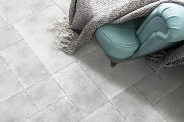 Espacio de la casa con azulejos efecto piedra en tonos neutros, colección Meribel de Colorker