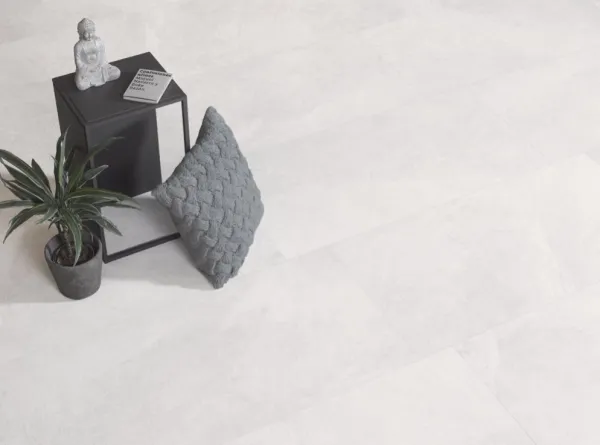 Espacio de la casa con azulejos efecto piedra en tonos neutros, colección Mustang de Durstone
