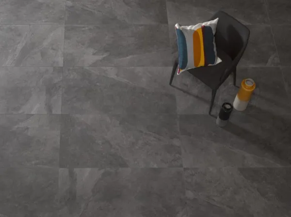 Espacio de la casa con azulejos efecto piedra en tonos neutros, colección Mustang de Durstone