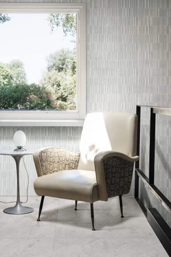 Espacio de la casa con azulejos efecto piedra en tonos neutros, colección Naturalia de Marazzi
