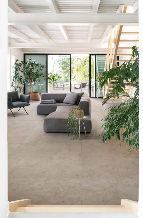 Espacio de la casa con azulejos efecto piedra, colección Naturalia de Marazzi