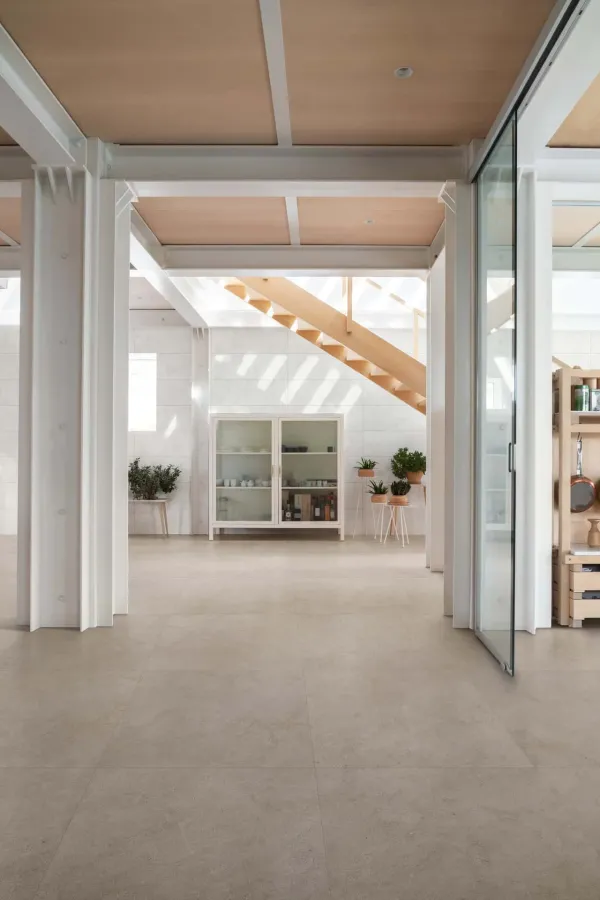 Espacio de la casa con azulejos efecto piedra, colección Naturalia de Marazzi