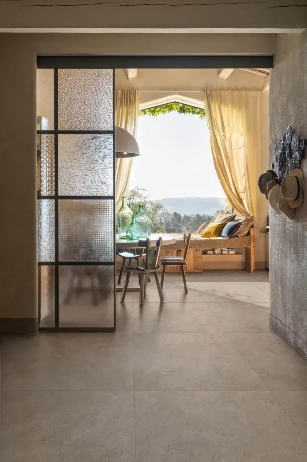 Espacio de la casa con azulejos efecto piedra en tonos cálidos, colección Naturalia de Marazzi