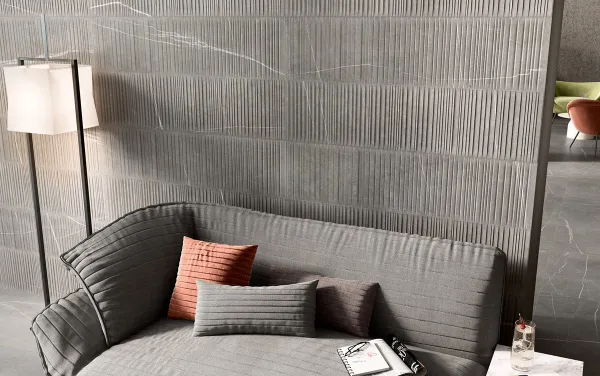 Espacio de la casa con azulejos efecto piedra en tonos neutros, colección Nomade de Colorker
