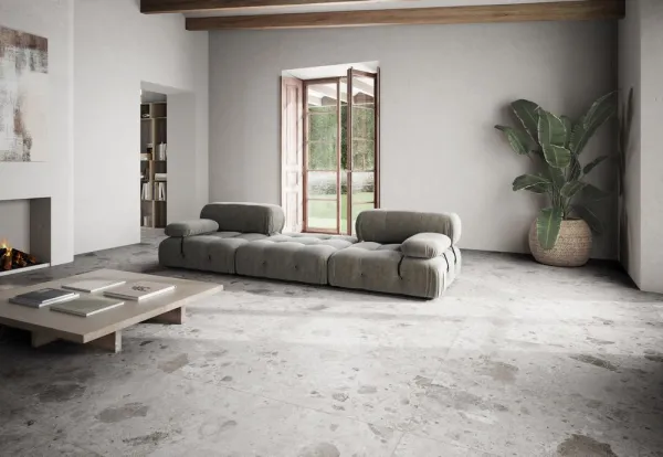Espacio de la casa con azulejos efecto piedra en tonos neutros, colección Petra de Argenta