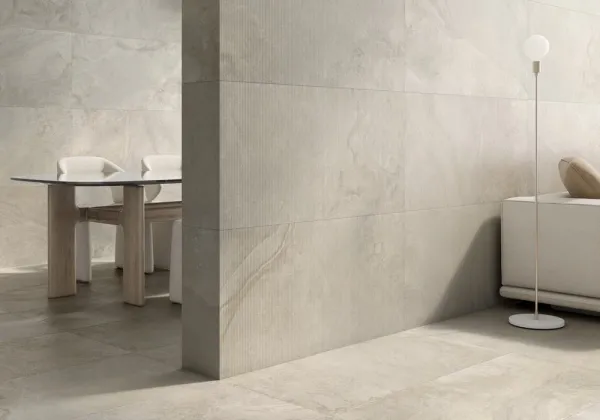Espacio de la casa con azulejos efecto piedra, colección Petra viva de Colorker