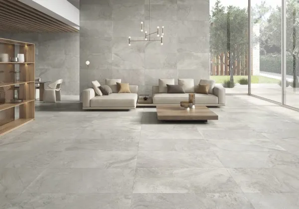 Espacio de la casa con azulejos efecto piedra en tonos neutros, colección Petra viva de Colorker