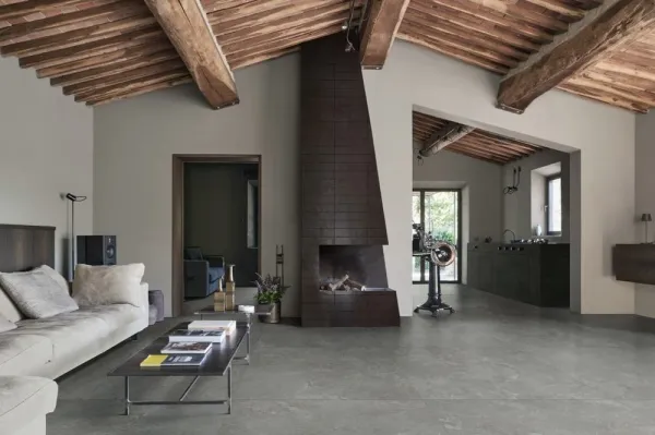 Espacio de la casa con azulejos efecto piedra en tonos neutros, colección Pietra ligure de Marazzi