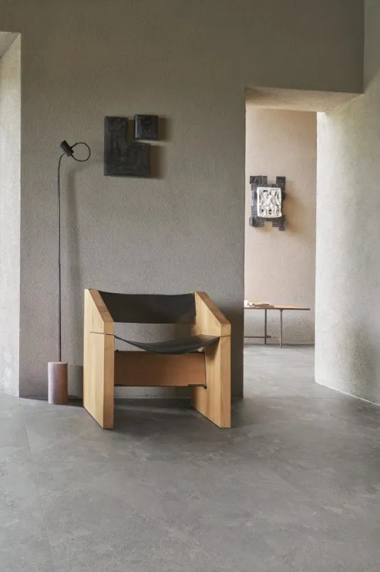 Espacio de la casa con azulejos efecto piedra, colección Pietra ligure de Marazzi