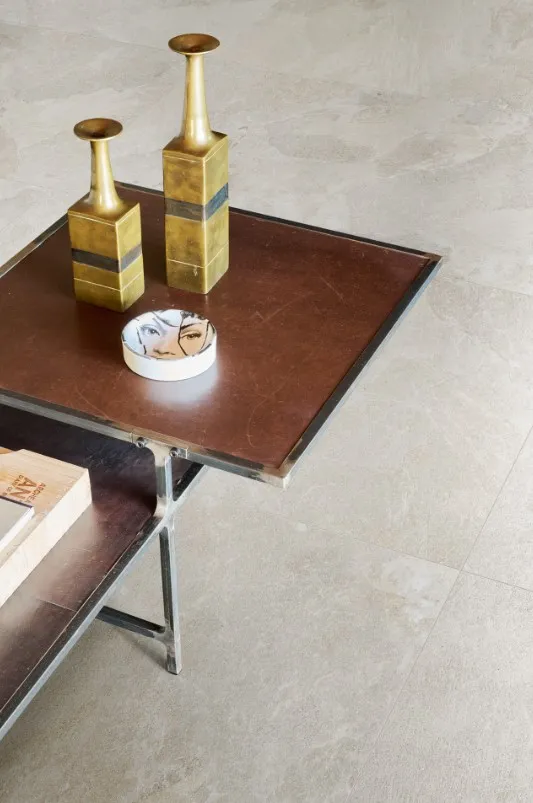 Espacio de la casa con azulejos efecto piedra en tonos cálidos, colección Pietra ligure de Marazzi