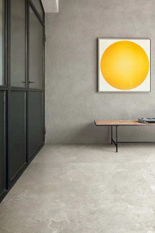 Espacio de la casa con azulejos efecto piedra, colección Pietra ligure de Marazzi
