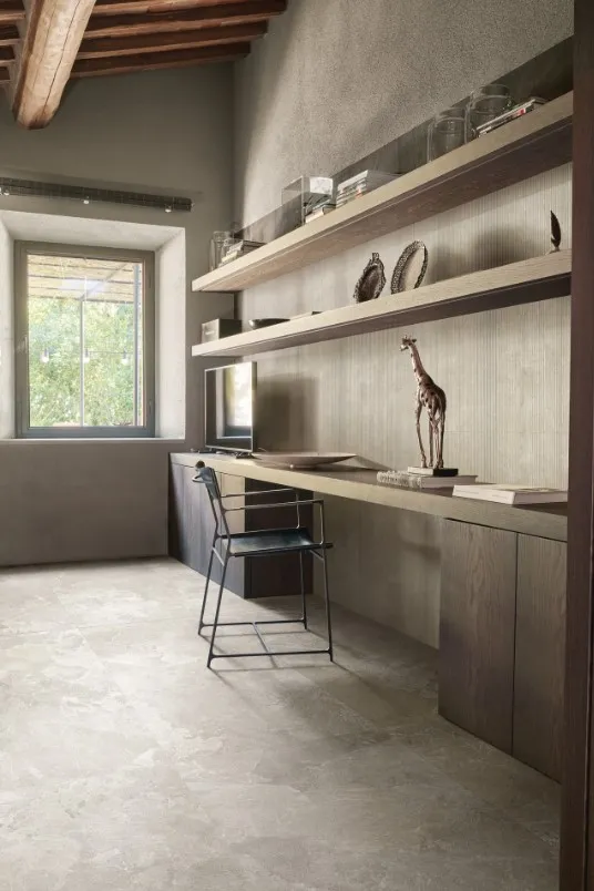 Espacio de la casa con azulejos efecto piedra en tonos cálidos, colección Pietra ligure de Marazzi