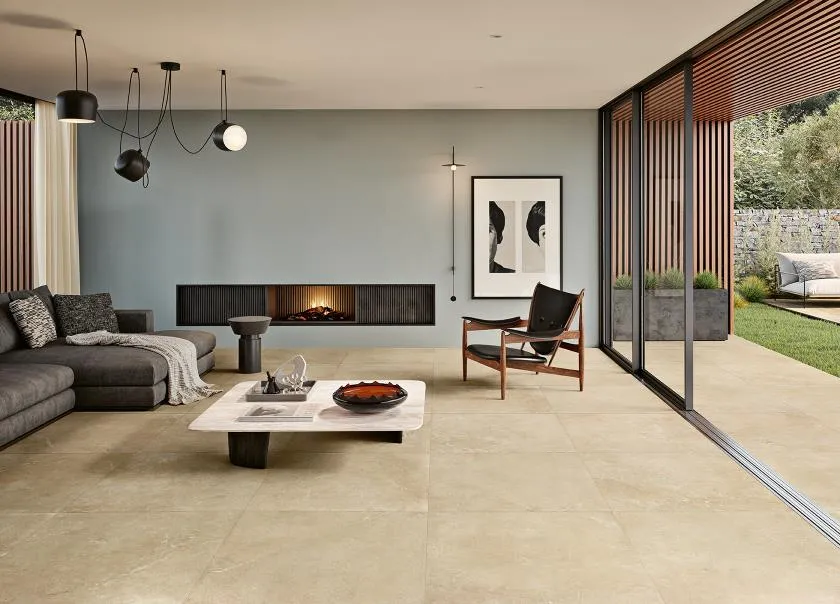 Espacio de la casa con azulejos efecto piedra en tonos cálidos, colección Pure stone de Margres