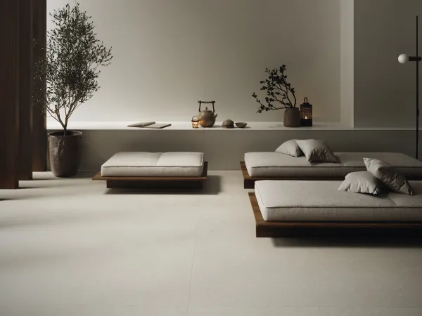 Espacio de la casa con azulejos efecto piedra en tonos cálidos, colección Rift de Cifre