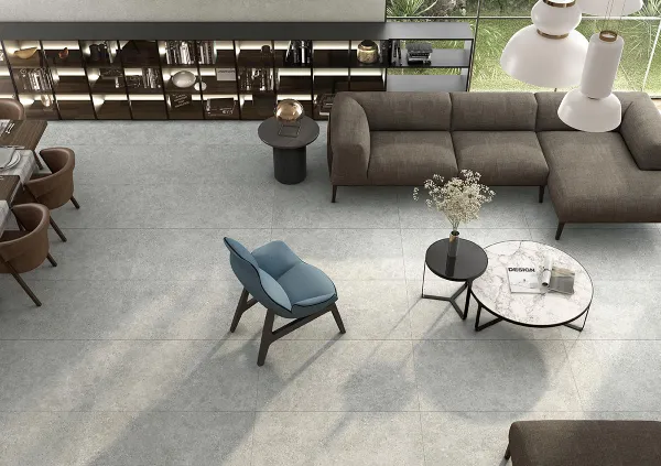 Espacio de la casa con azulejos efecto piedra en tonos neutros, colección Roadstone de TAU ceràmica